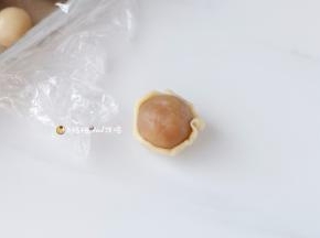 10把面皮按压成中间厚，四周薄的饼皮，放入莲蓉馅