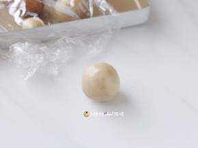 11右手按压内馅，左手转动饼皮收拢收口，搓圆