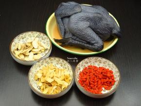 准备食材：乌鸡、百合、黄氏、枸杞;