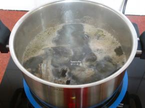 清水煮沸，放入乌鸡块，汆烫，清除血污；