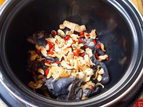 百合洗净泡软，枸杞和黄氏洗净，一起放入压力锅；