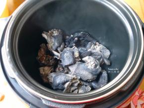 捞出鸡块，放入压力锅；
