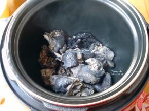 捞出鸡块，放入压力锅；