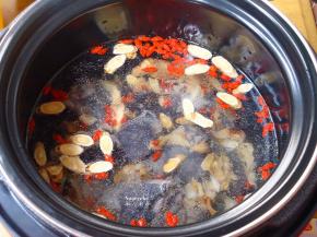 加入适量的清水，煲50分钟；