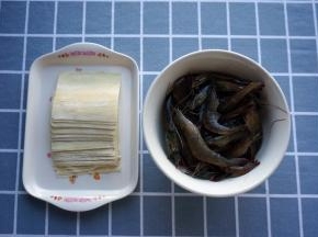 准备食材：沙虾25只、方形云吞皮25张。