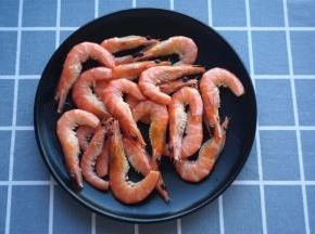 将虾煮熟捞起沥干水，剪去虾尾虾须，备用。