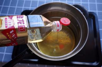 锅里加入约900毫升食用油，大火烧热。