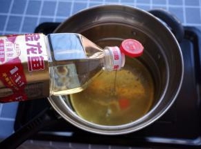 锅里加入约900毫升食用油，大火烧热。