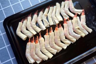 用云吞皮将虾紧紧裹住。