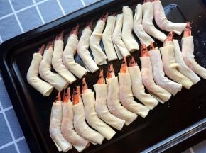 用云吞皮将虾紧紧裹住。