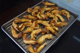 至表皮金黄色，出锅沥油。