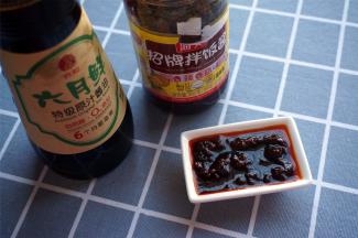 拌饭酱混合酱油，作为这道菜的调料，拌匀。
