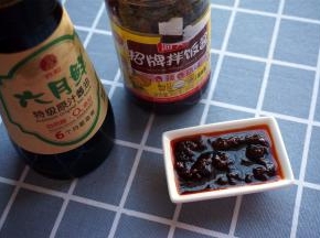 拌饭酱混合酱油，作为这道菜的调料，拌匀。