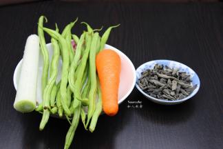 准备食材：厨男东北秋木耳、龙须豆、胡萝卜、大蒜；