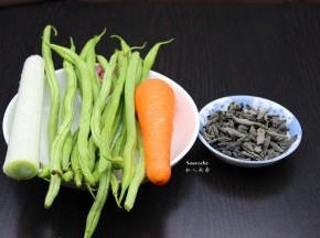 准备食材：厨男东北秋木耳、龙须豆、胡萝卜、大蒜；