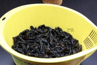 木耳用清水浸泡1小时，洗净，捞出沥干水；PS：木耳小，干净、非常好，不需要切