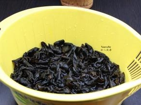 木耳用清水浸泡1小时，洗净，捞出沥干水；PS：木耳小，干净、非常好，不需要切