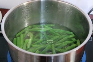 清水煮沸，放一点盐，把龙须豆放入煮熟，捞出，用过冷水；PS：放盐、过冷水龙须豆颜色不会变黄。