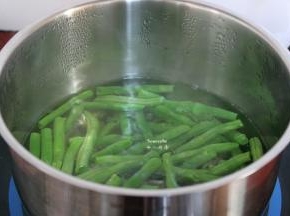 清水煮沸，放一点盐，把龙须豆放入煮熟，捞出，用过冷水；PS：放盐、过冷水龙须豆颜色不会变黄。