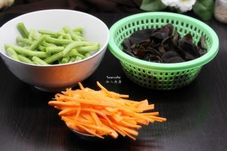 红胡萝卜去皮洗净，切丝；龙须豆洗净去荚去二头，用手掰断；大葱切好待用；