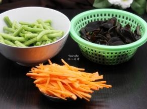 红胡萝卜去皮洗净，切丝；龙须豆洗净去荚去二头，用手掰断；大葱切好待用；