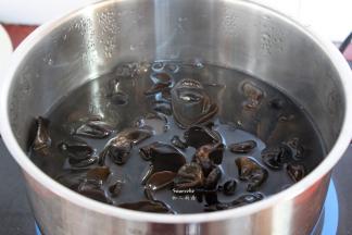 洗净锅，再次倒入清水煮沸，放入木耳，煮熟，捞出沥干水；