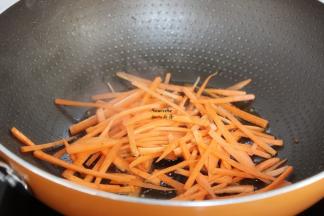 热锅，倒入橄榄油，炒胡萝卜丝；