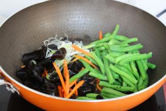 加入大蒜、龙须豆、木耳；