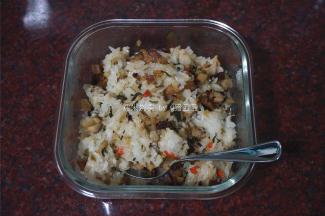 糯米饭冷却至室温，备用。