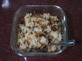 糯米饭冷却至室温，备用。