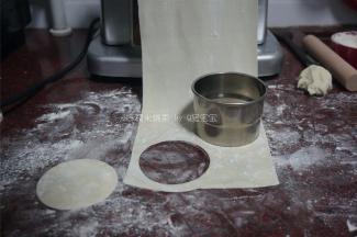用压面机最薄的档位压面片，用圆形模具印出小圆片（模具直径7厘米）。