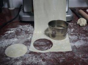 用压面机最薄的档位压面片，用圆形模具印出小圆片（模具直径7厘米）。