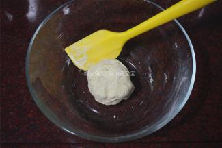 100克面粉加入50克清水，揉成团，醒30分钟。