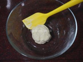 100克面粉加入50克清水，揉成团，醒30分钟。