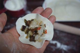 取一片面皮，包入馅料。