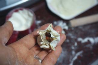 收口收成花朵形状（若不介意卖相，收口抓起即可）。