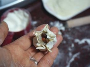 收口收成花朵形状（若不介意卖相，收口抓起即可）。