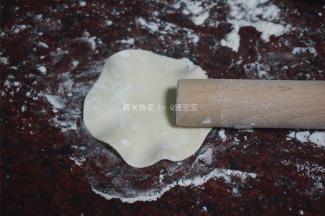 面片的边，用擀面杖压成荷叶边，用擀面杖的一端擀面片边沿即成。