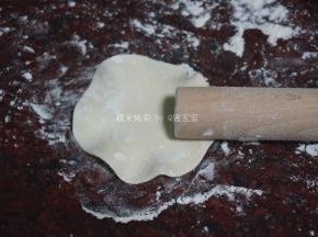 面片的边，用擀面杖压成荷叶边，用擀面杖的一端擀面片边沿即成。