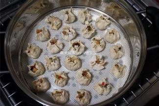 将烧卖摆入蒸笼，注意保持间隔。