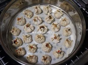 将烧卖摆入蒸笼，注意保持间隔。