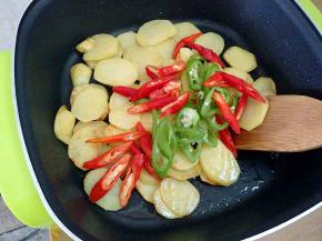 下青红椒炒匀