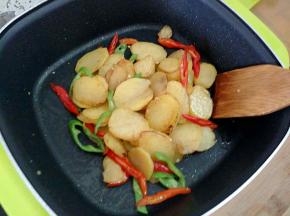 加盐，胡椒粉调味即可