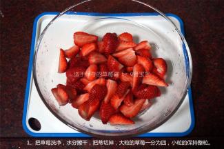 把草莓洗净，水分擦干，把蒂切掉，大粒的草莓一分为四，小粒的保持整粒。