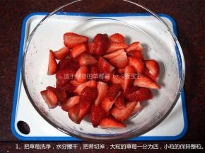 把草莓洗净，水分擦干，把蒂切掉，大粒的草莓一分为四，小粒的保持整粒。