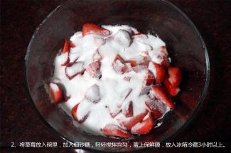 将草莓放入碗里，加入细砂糖，轻轻搅拌均匀，盖上保鲜膜，放入冰箱冷藏3小时以上。