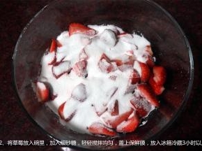 将草莓放入碗里，加入细砂糖，轻轻搅拌均匀，盖上保鲜膜，放入冰箱冷藏3小时以上。