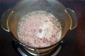 果汁用中火煮出粘稠感。