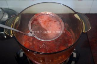 熬酱过程中，将浮沫撇去。