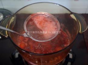 熬酱过程中，将浮沫撇去。